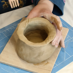 あいち朝日遺跡ミュージアム：2026年3月の体験「赤彩土器づくり」